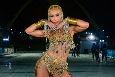 Com look de correntes, Sabrina Sato brinca ao exibir bumbum: '1º biscoito após casamento'