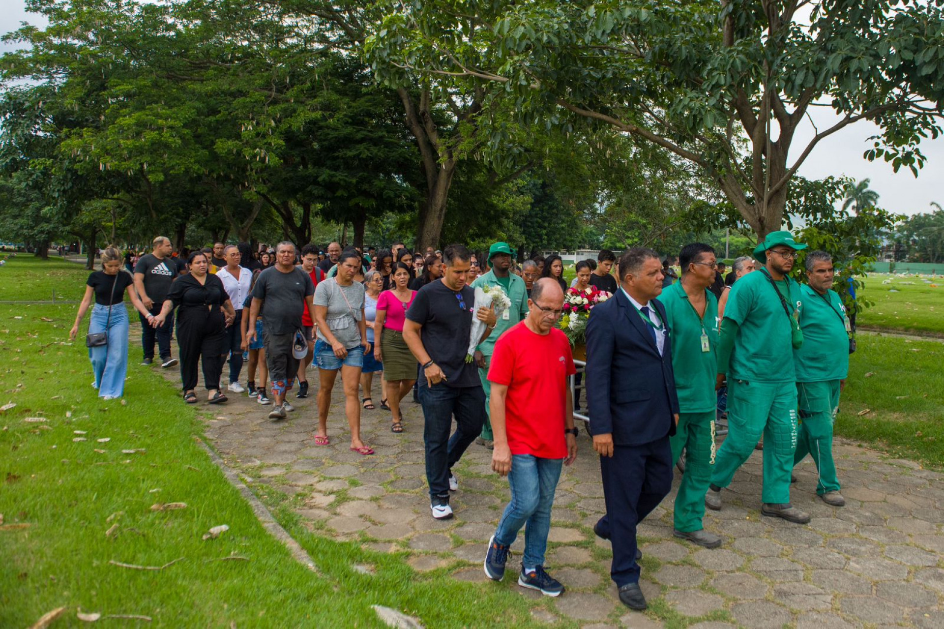 Familiares durante enterro da personal  trainer Ilines Valesca da Silva Carnaval, 30 anos, morta pelo marido - Armando Paiva/Agência O DIA