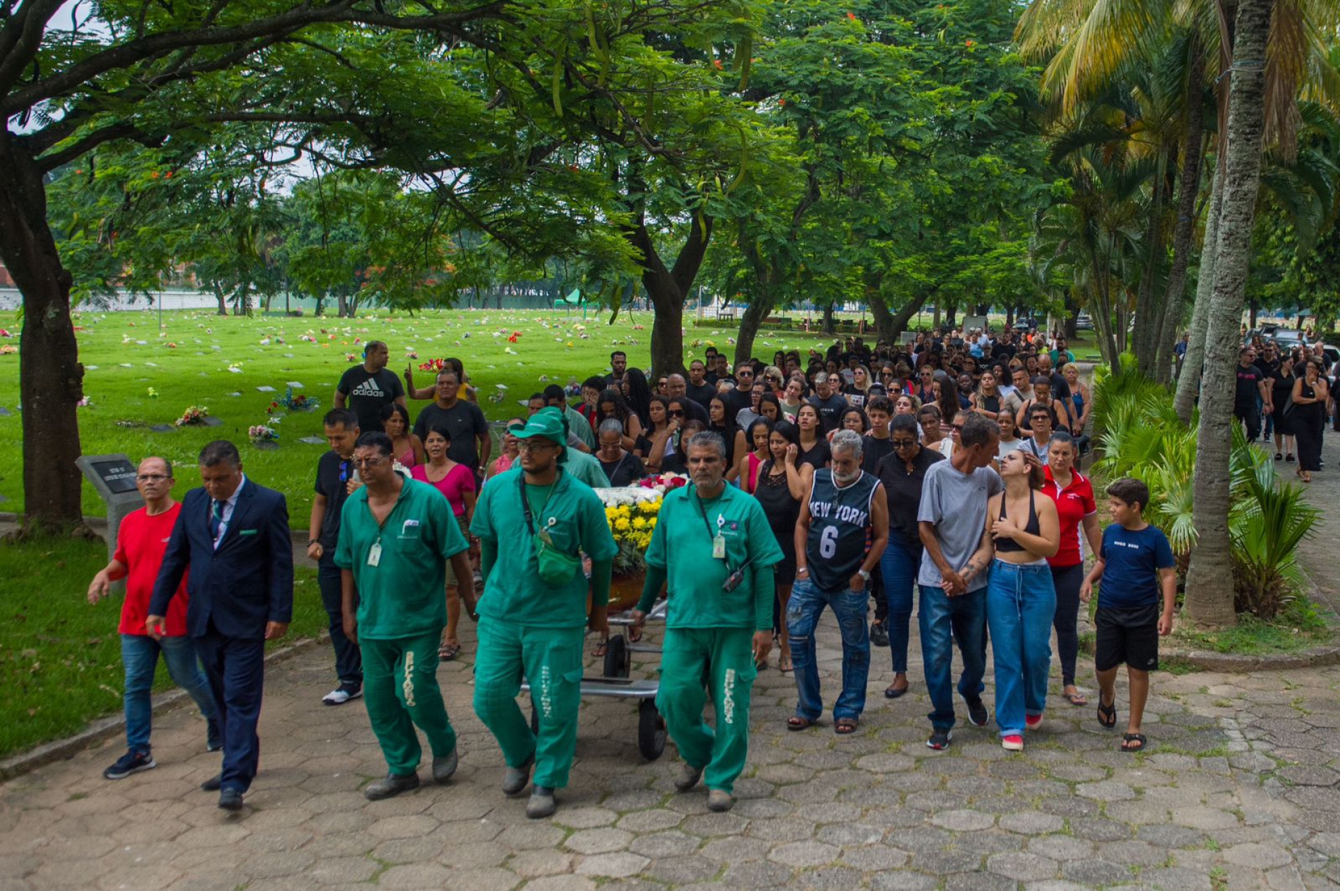 Familiares durante enterro da personal  trainer Ilines Valesca da Silva Carnaval, 30 anos, morta pelo marido - Armando Paiva/Agência O DIA