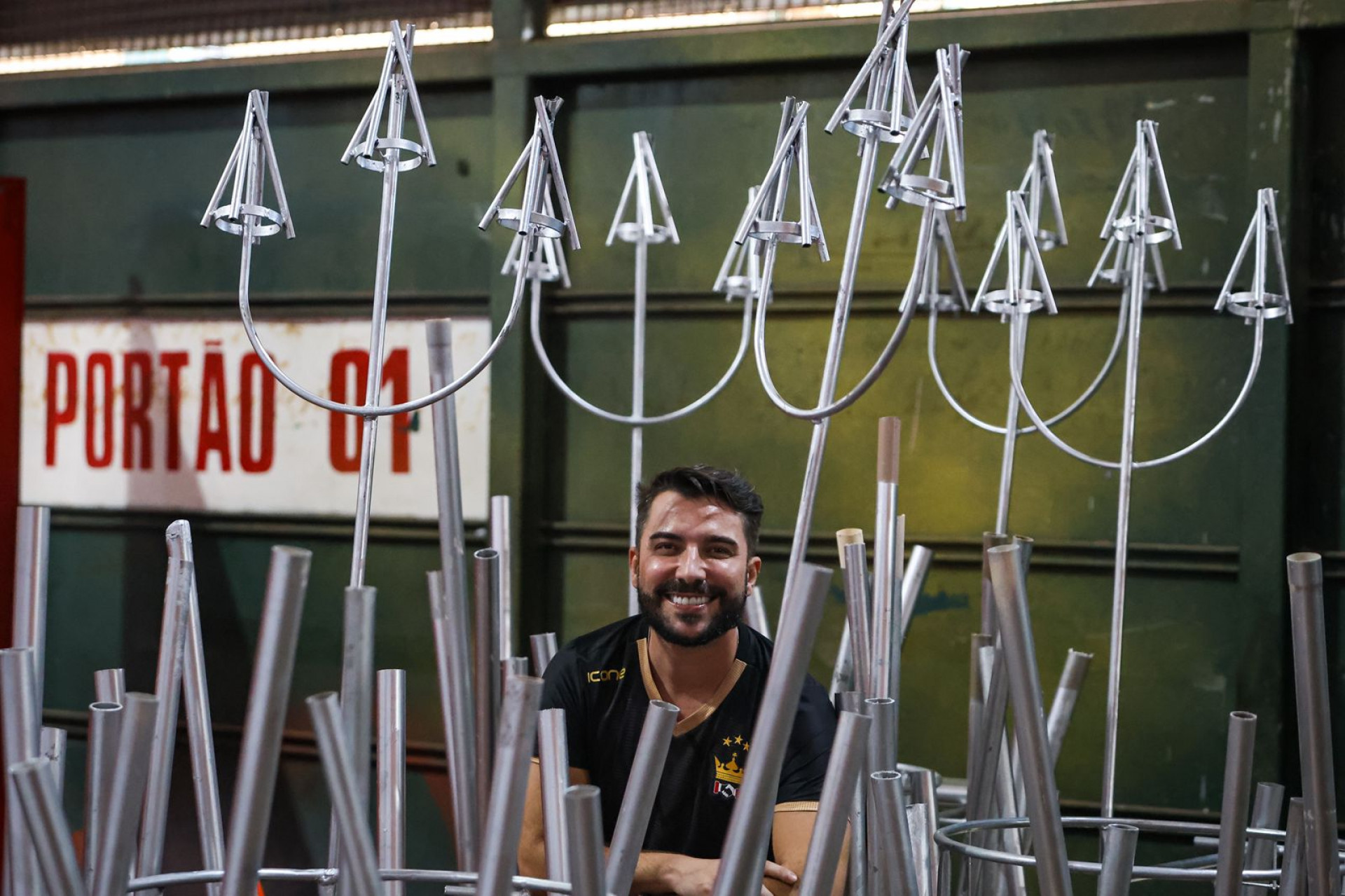 Tarcísio Zanon no canavial de tridentes de Exu - Renan Areias/ Agência O DIA