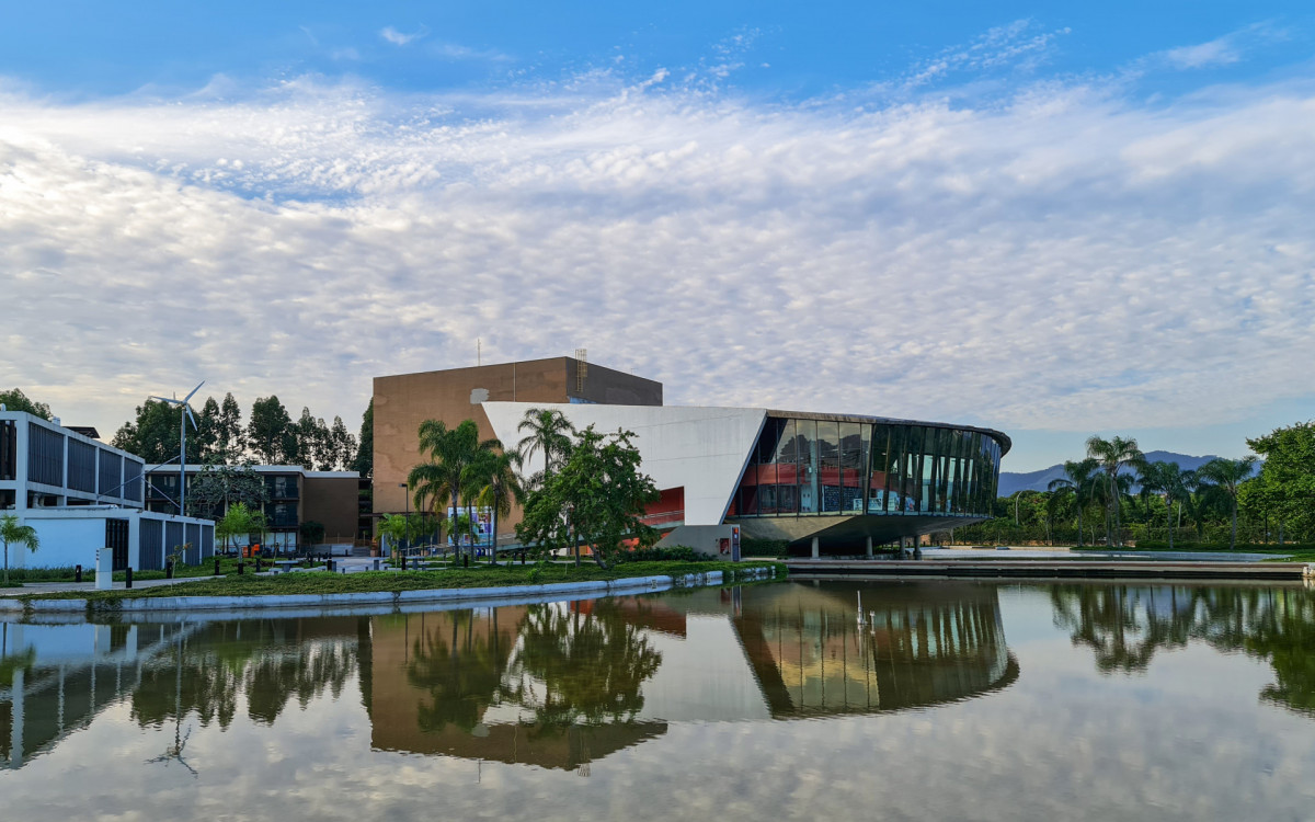 Em um campus de 131 mil metros quadrados, a Institui&ccedil;&atilde;o conta com uma ampla e moderna estrutura, com complexo esportivo, complexo maker, Centro Cultural, laborat&oacute;rios de ci&ecirc;ncias, biblioteca, entre outros, sendo reconhecida por sua excel&ecirc;ncia acad&ecirc;mica. - Divulga&ccedil;&atilde;o