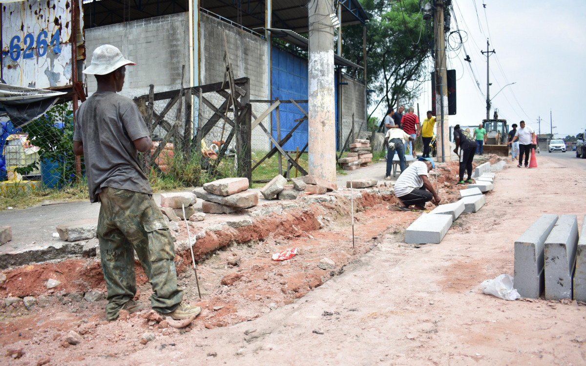 A Avenida Automóvel Clube está sendo recuperada em alguns trechos com a colocação de meios-fios