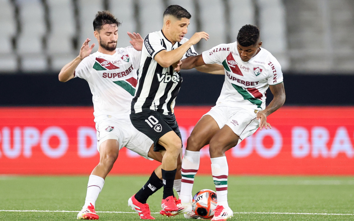Lance do jogo entre Botafogo e Fluminense
