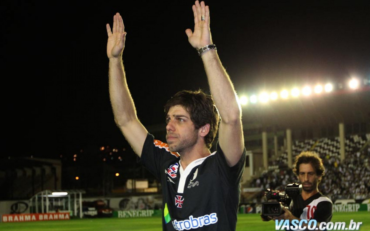Juninho Pernambucano retornou ao Vasco após 10 anos. Ele deixou o clube em 2001 e voltou em 2011, recebendo um \'salário simbólico\'