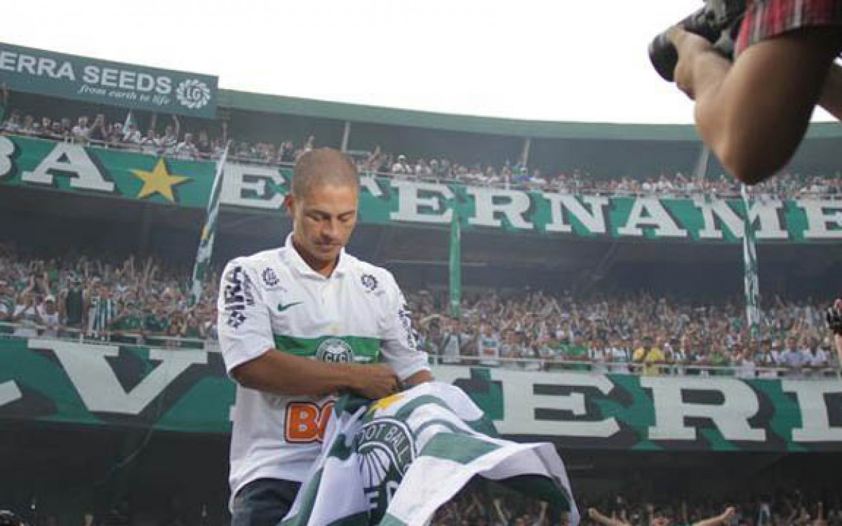 Alex defendeu o Coritiba entre 1995 e 1997, e depois retornou em 2013 para encerrar a carreira