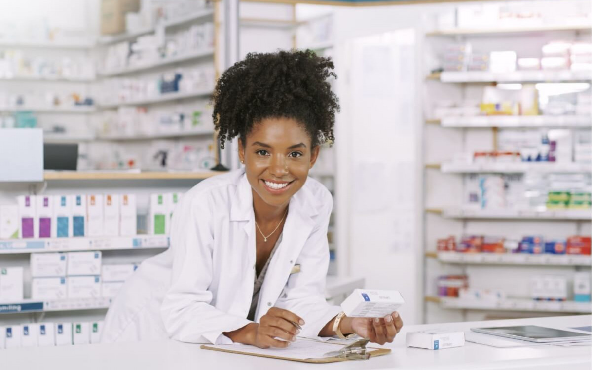 Farmac&ecirc;uticos s&atilde;o importantes para garantir o uso adequado de rem&eacute;dios (Imagem: PeopleImages.com - Yuri A | Shutterstock)
