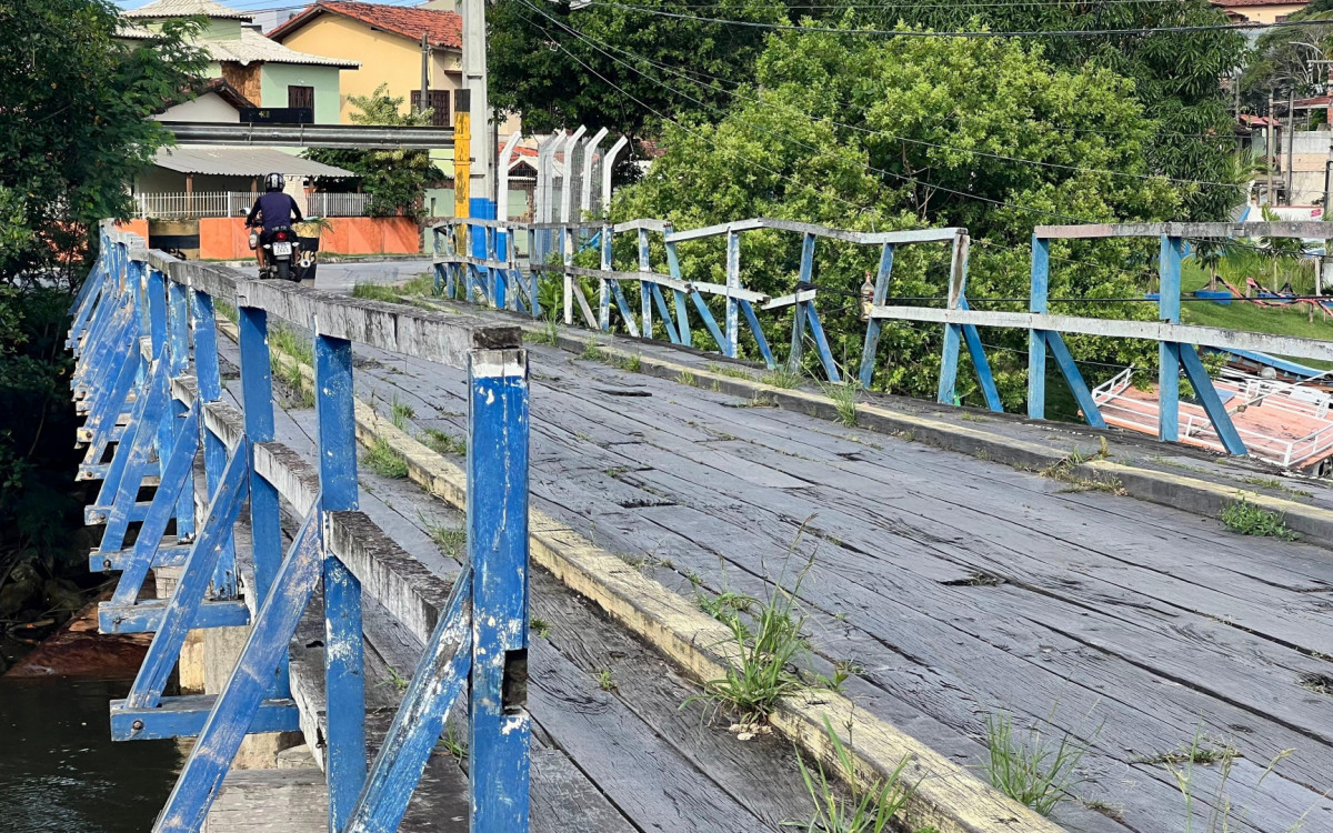 Ponte de Madeira Velha come&ccedil;a a ser recuperada em Rio das Ostras ap&oacute;s tr&ecirc;s anos de abandono