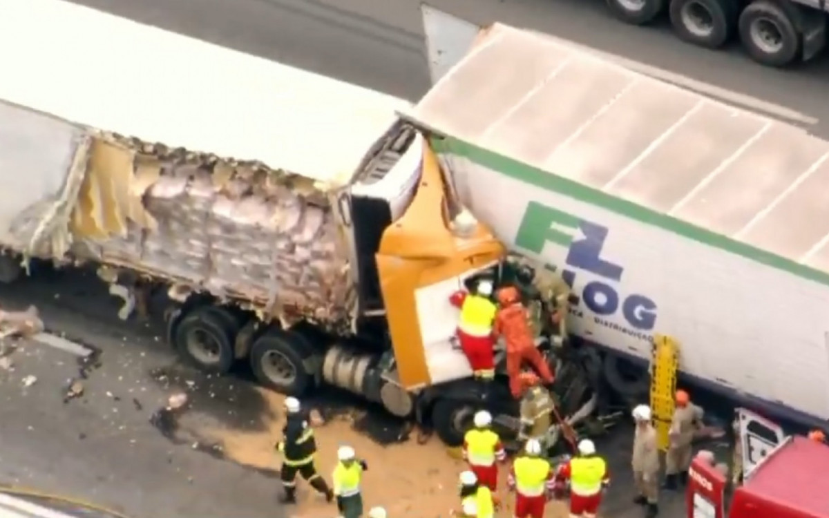 Motorista de carreta ficou preso às ferragens