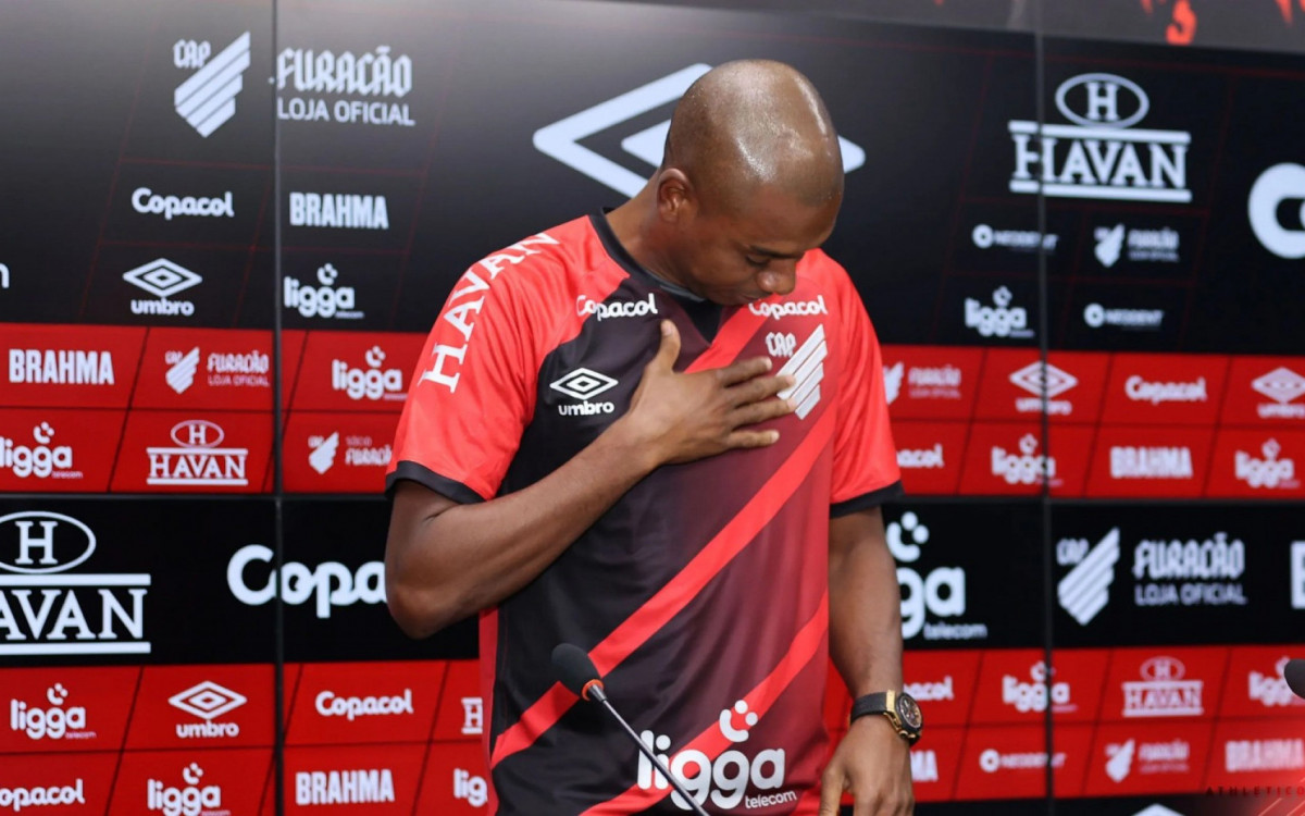 Revelado no Athletico-PR em 2000, Fernandinho retornou para o clube em 2022. Ele ficou 17 anos no exterior