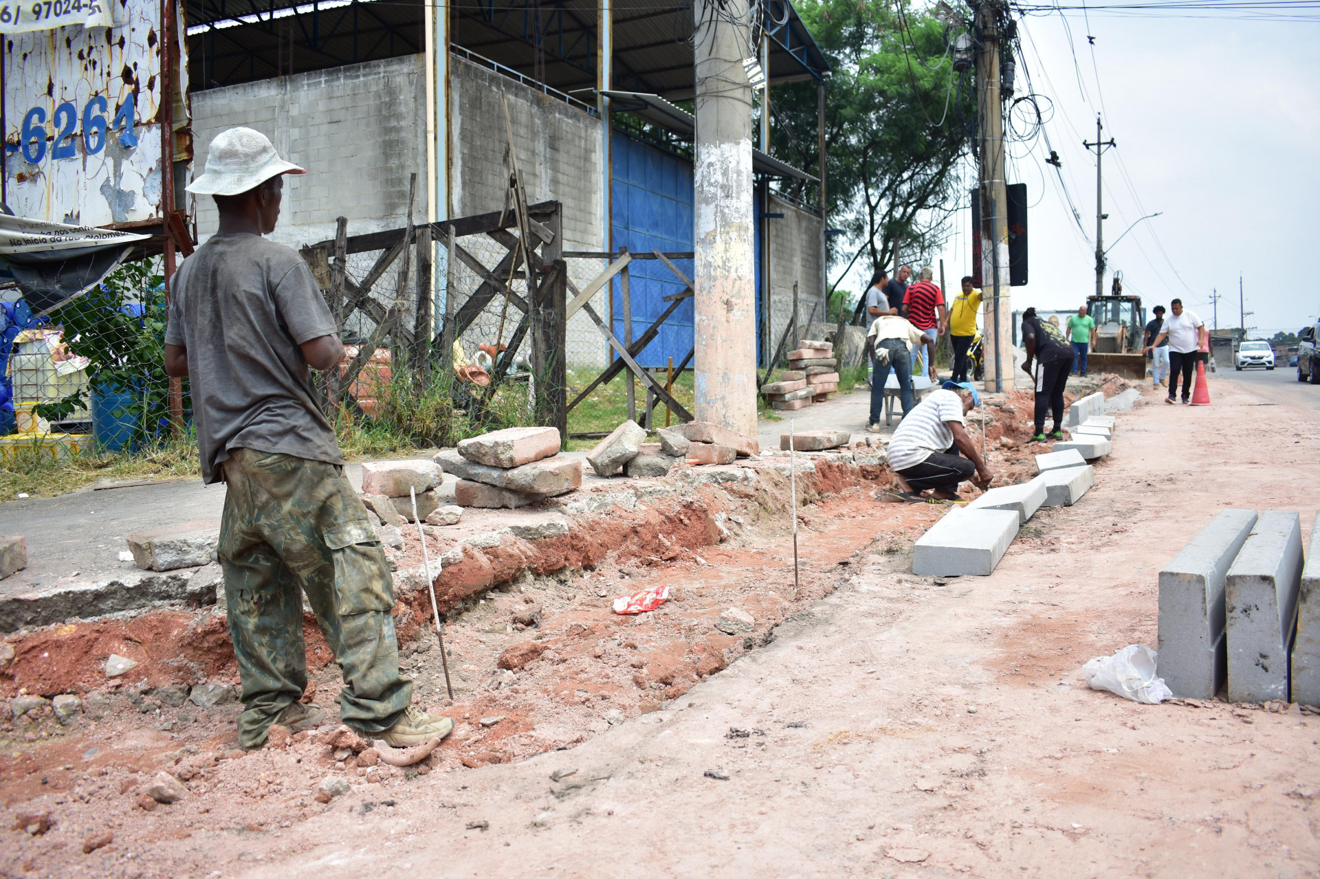 A Avenida Autom&oacute;vel Clube est&aacute; sendo recuperada em alguns trechos com a coloca&ccedil;&atilde;o de meios-fios - Erick Amaral / Divulga&ccedil;&atilde;o
