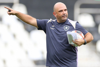 Botafogo anuncia saída de Carlos Leiria e contrata novo técnico para equipe Sub-20
