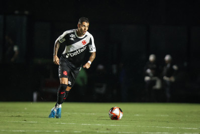 Com lesão no pé, zagueiro do Vasco será desfalque contra o Puerto Cabello