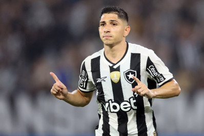 Botafogo tem negociações avançadas para renovar com Savarino