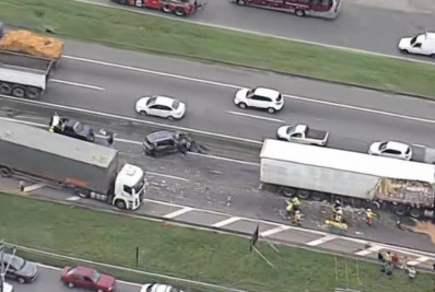 Engavetamento envolvendo três carretas na Dutra deixa um morto e sete feridos