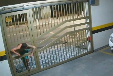 Vídeo: homem é flagrado invadindo prédio por fresta de 15 cm