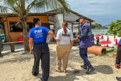 Procon Cabo Frio fiscaliza barracas na Praia do Forte