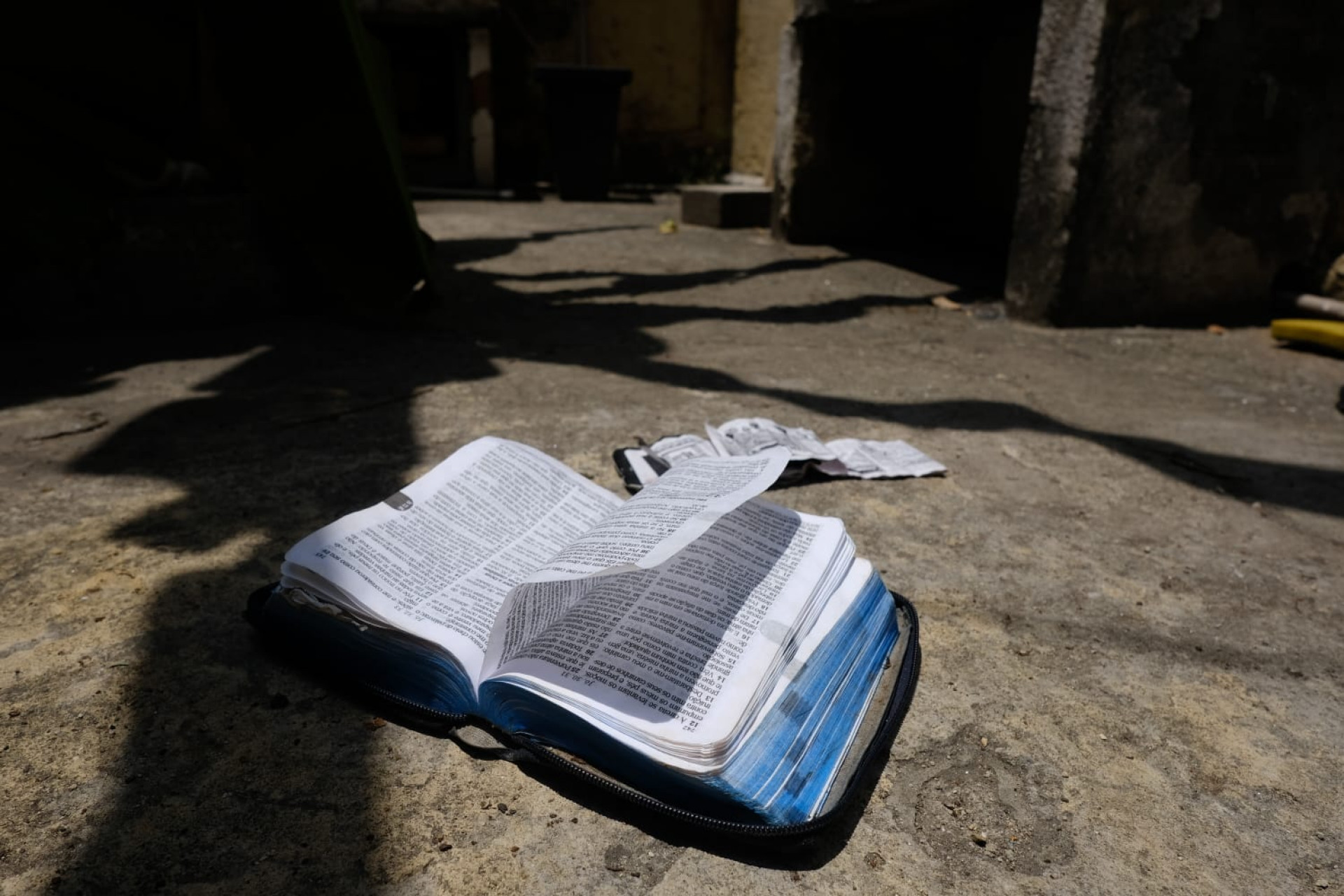 Uma Bíblia foi deixada na porta de uma casa de umbanda após invasão e destruição - Pedro Teixeira/Agência O DIA