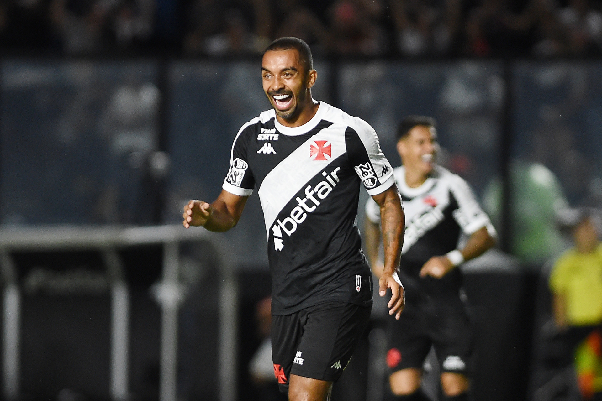 Paulo Henrique vibrando gol marcado na vit&oacute;ria do Vasco - ALEXANDRE DURÃO/ZIMEL PRESS/ESTADÃO CONTEÚDO
