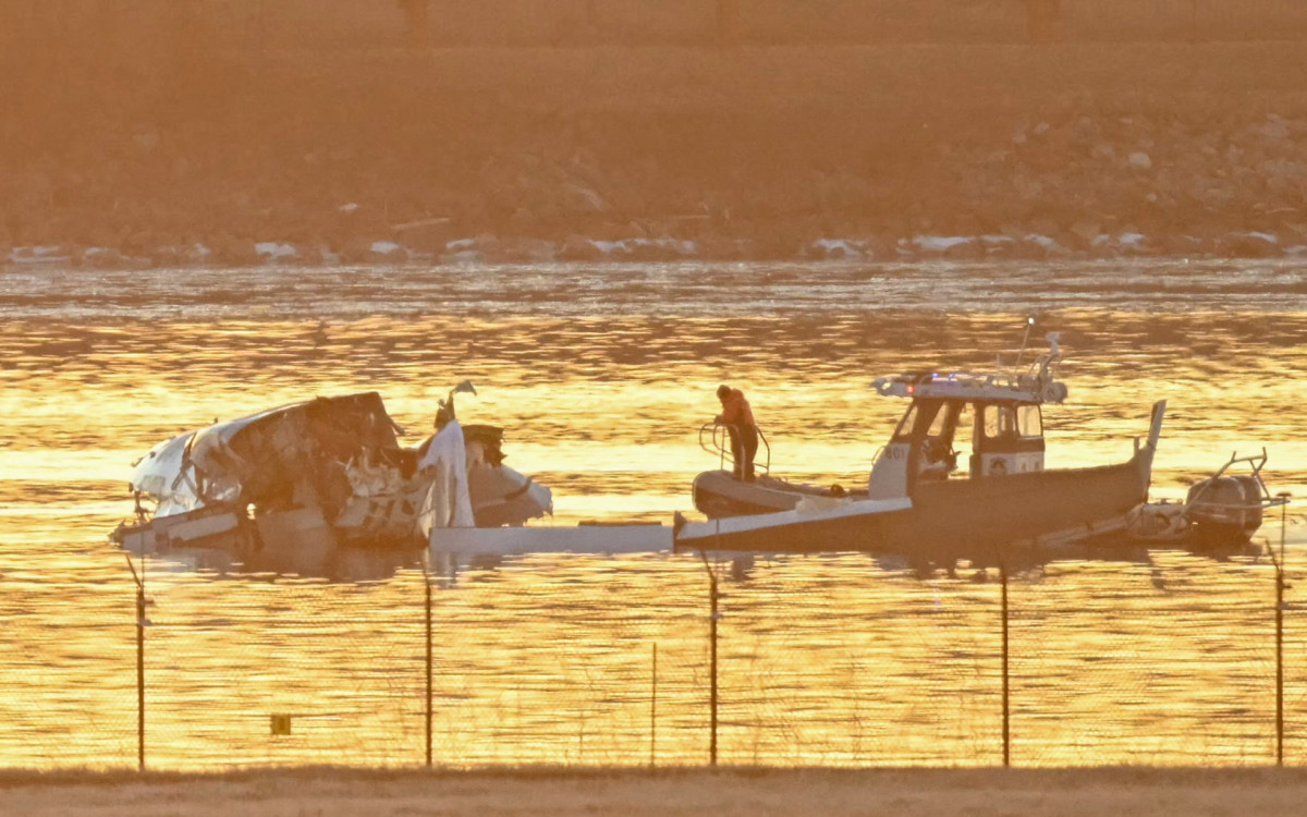 Barcos de resgate vasculham as águas do Rio Potomac após o acidente - AFP
