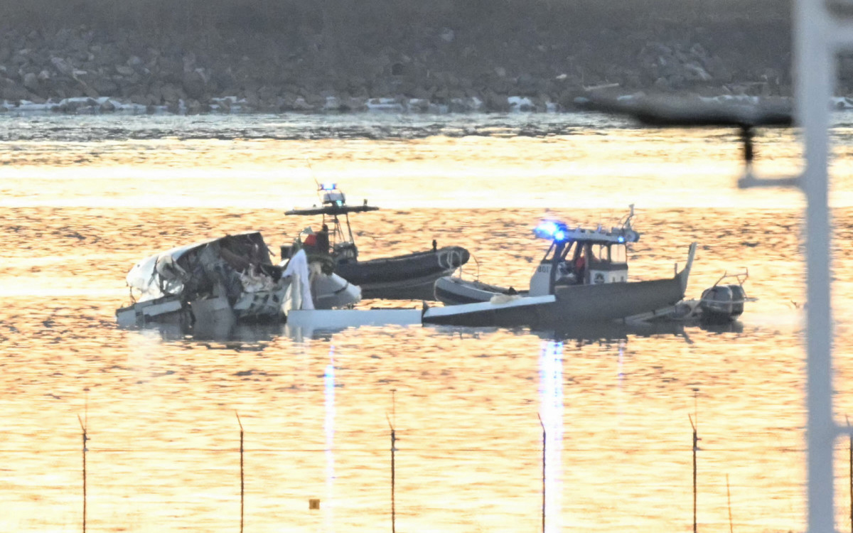 Avião que se aproximava do Aeroporto Nacional Reagan caiu no rio em Washington - AFP