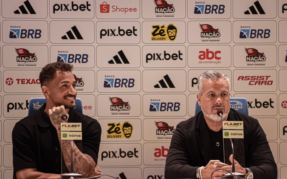 Danilo, do Flamengo, ao lado do diretor José Boto