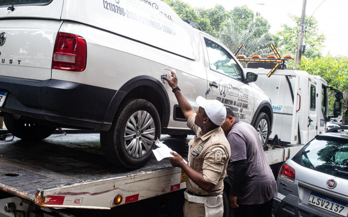 Veículos funerários estavam sem o selo de vistoria - Hector Santos / Secretaria de Conservação  