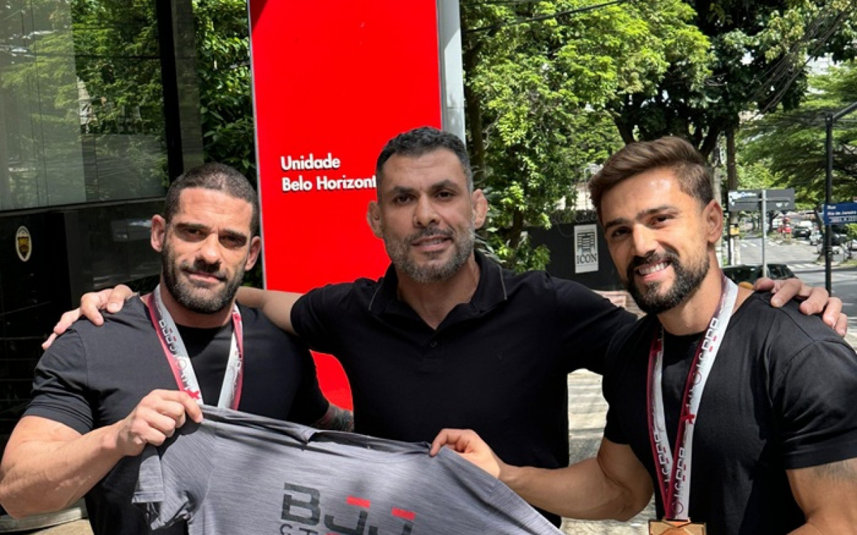 Caloquinha (ao centro), presidente do BJJ Storm, e Ademicon celebram parceria