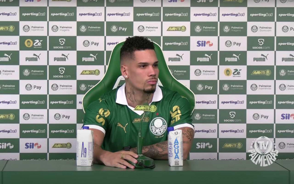 Paulinho &eacute; apresentado no Palmeiras: ‘Honrado de fazer parte disso aqui’
