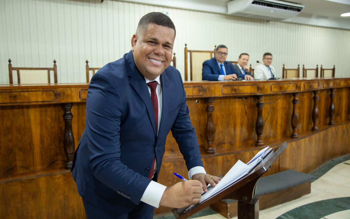 Leone toma posse como vereador na Câmara de Duque de Caxias