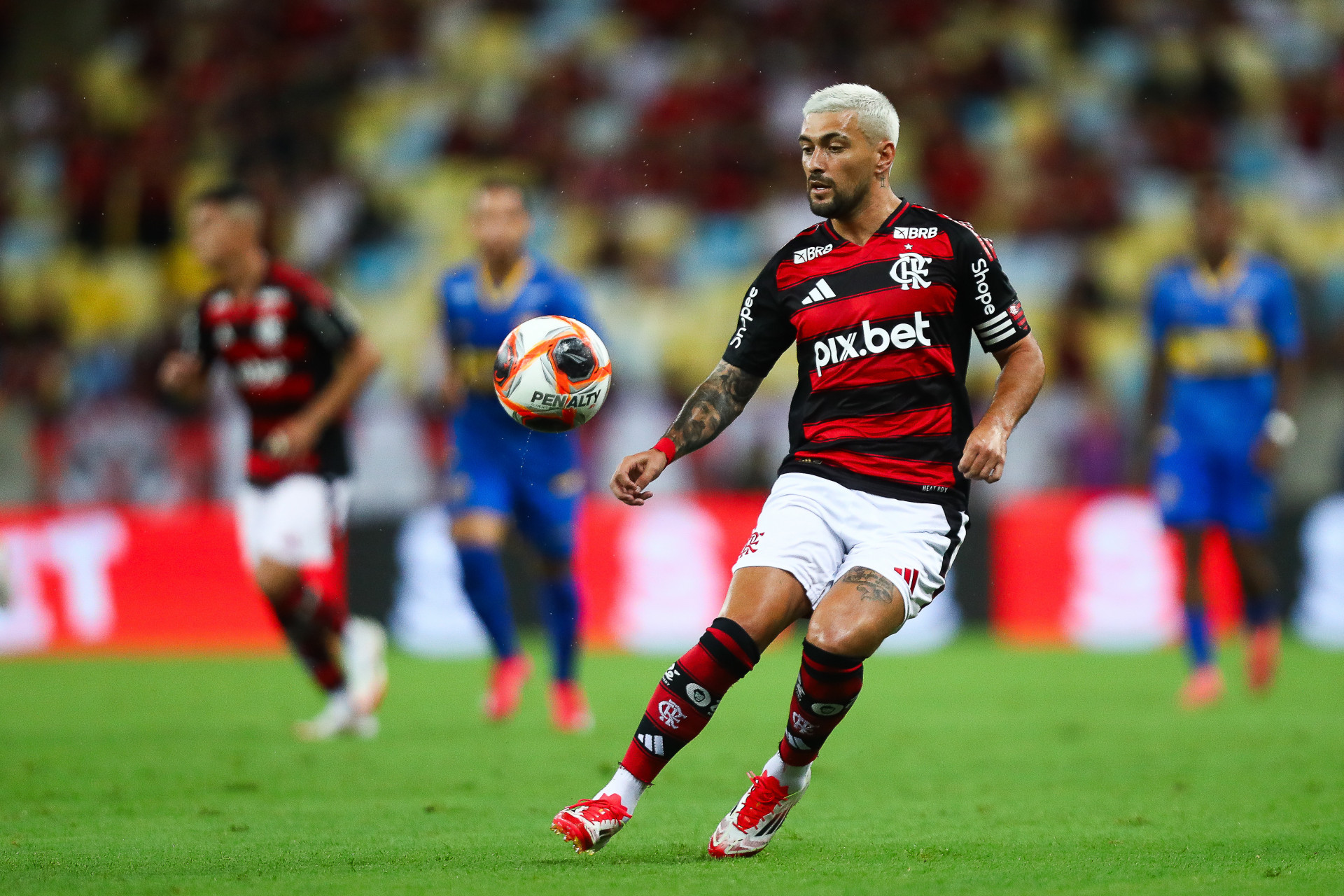 Arrascaeta, oficializado com a 10 de Zico, entrou, no segundo tempo, e tornou o Flamengo mais ofensivo  - Gilvan de Souza/Flamengo