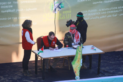 Israel e Hamas iniciam terceira troca de reféns e presos na trégua de Gaza