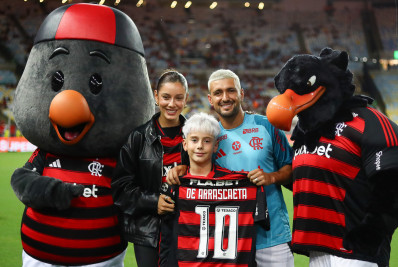 Com 'bênção' de Zico no Maracanã, Arrascaeta recebe a camisa 10 do Flamengo