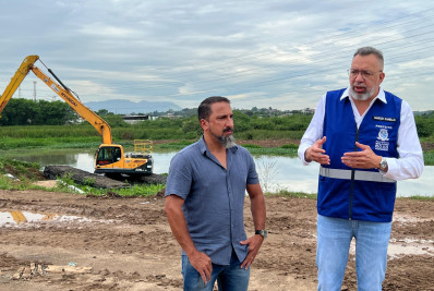 Prefeito Canella e secretário de Meio Ambiente visitam áreas afetadas pelas chuvas em Belford Roxo