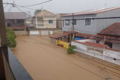Rio Botas alcança 5,4 metros em Nova Iguaçu; cidade segue em alerta máximo