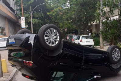 Carro capota após colidir com outro veículo no Leblon