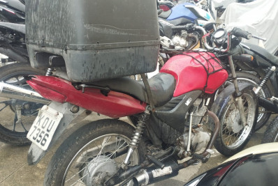 Homem sem CNH é flagrado realizando manobras perigosas e tem moto apreendida em Rio das Ostras