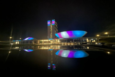 Cores da bandeira Trans são projetadas no Congresso a pedido de Erika Hilton e Duda Salabert