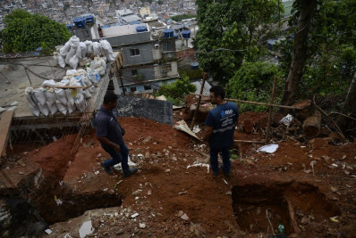 Prédio irregular de três andares é demolido na Rocinha