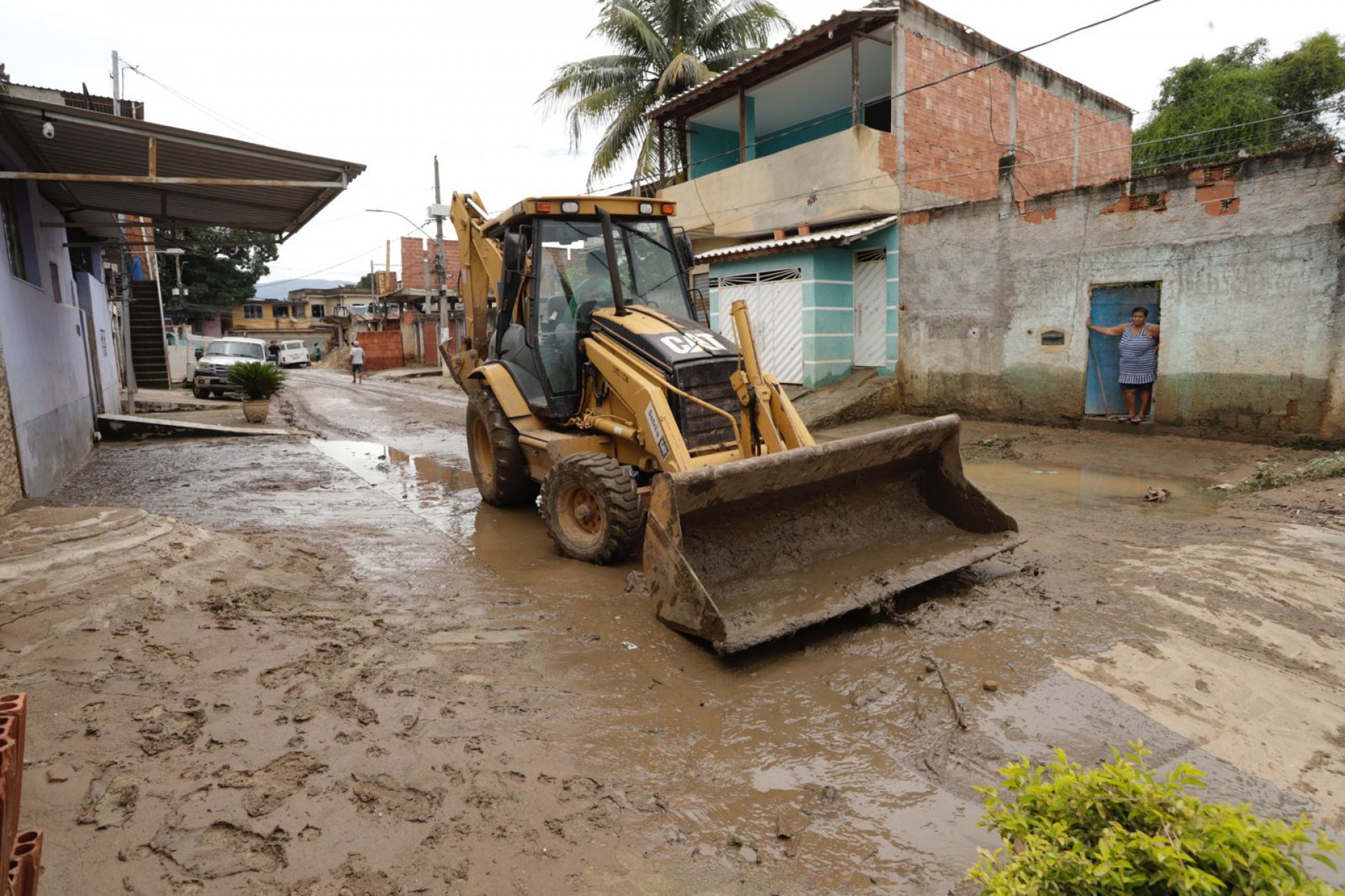 Desde cedo, m&aacute;quinas da Prefeitura j&aacute; estavam trabalhando limpando as ruas dos bairros atingidos - Marcos Paulo Ribeiro / PMBR