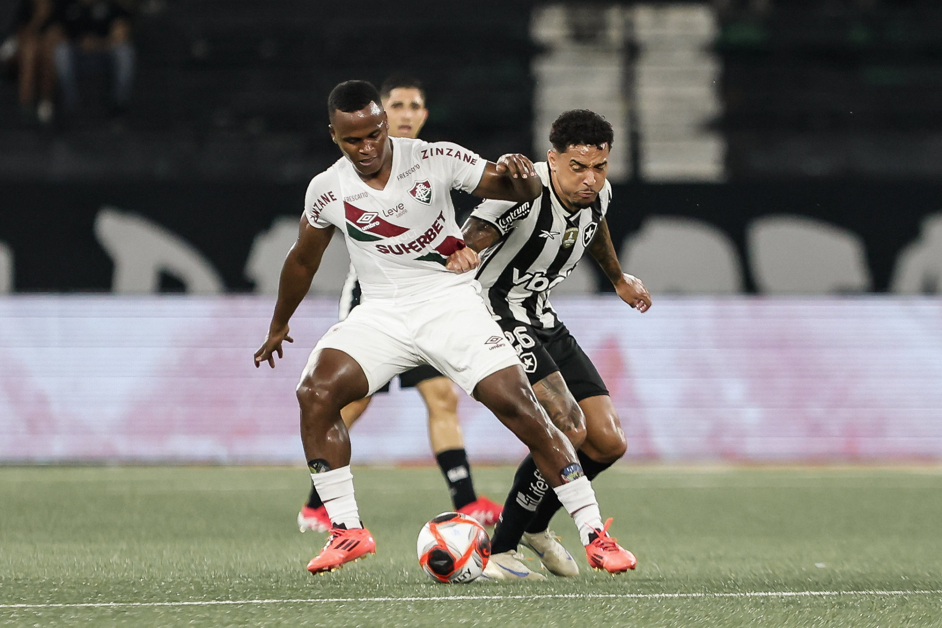 Arias recebe a marcação de Gregore no clássico entre Botafogo e Fluminense - Lucas Merçon/Fluminense FC