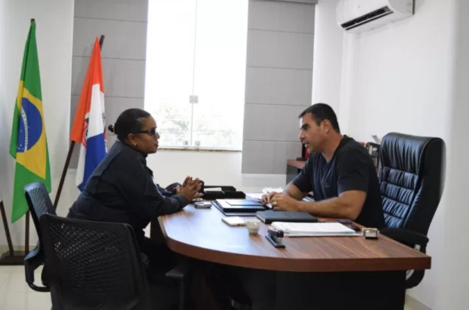 Comandante do 25&ordm; BPM, coronel Andr&eacute;ia Campos, e Fabinho Costa  - Reprodu&ccedil;&atilde;o