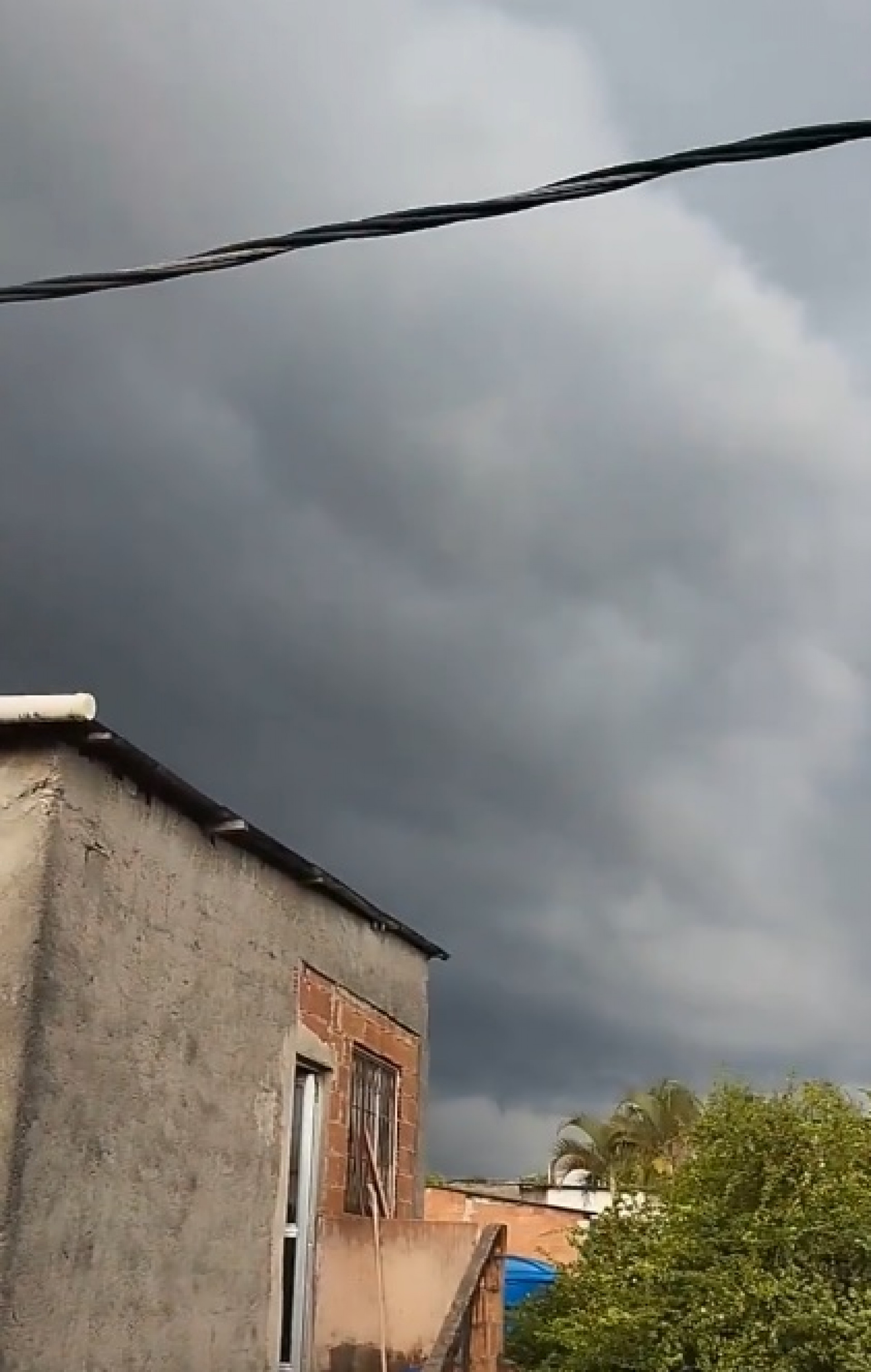 Choveu forte em Santa Cruz, na Zona Oeste do Rio, no fim da tarde desta quinta-feira (30)
