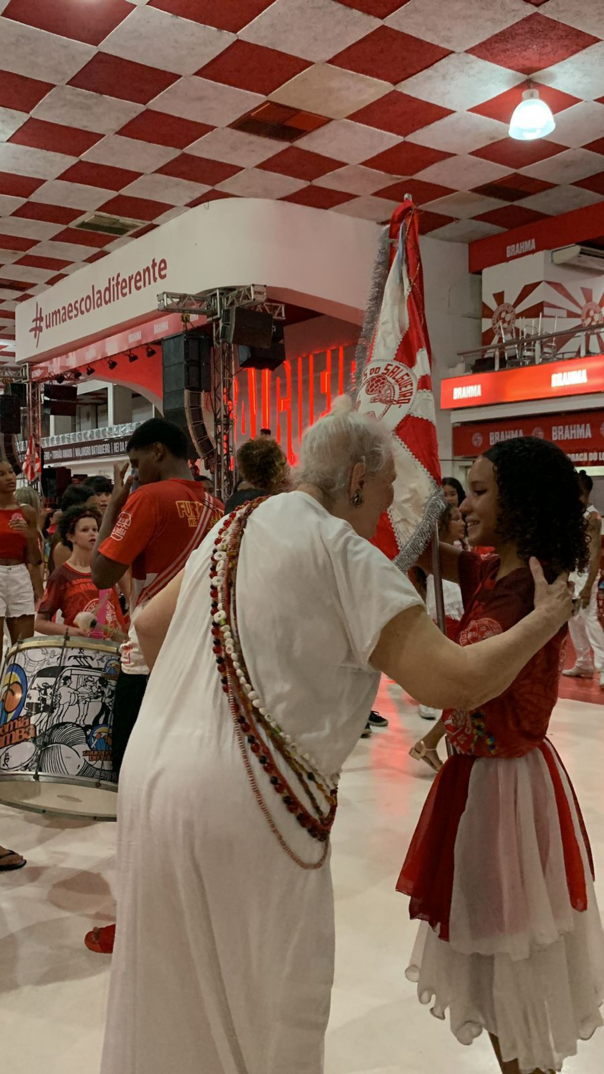 Maria Augusta recebeu o carinho dos componentes da Aprendizes do Salgueiro - Milena Barbosa / Divulgação