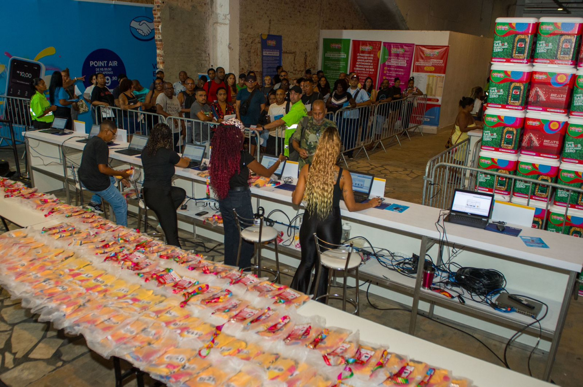 Kit entregue aos ambulantes tem colete, credencial e isopor oficial  - Armando Paiva/Agência O Dia