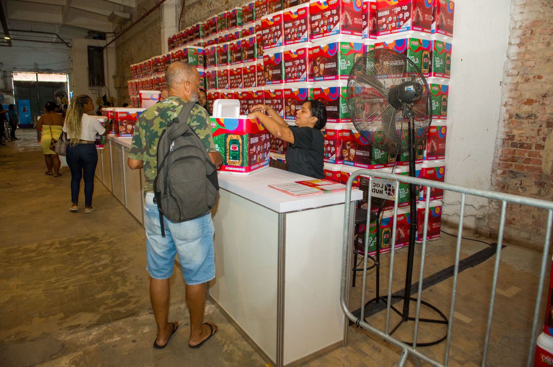 Kit entregue aos ambulantes tem colete, credencial e isopor oficial  - Armando Paiva/Agência O Dia