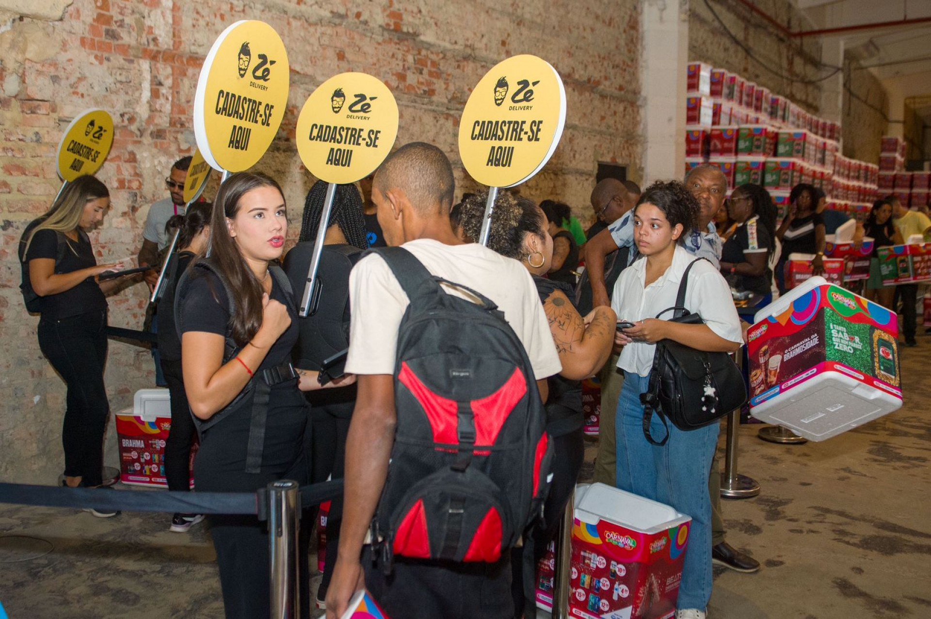 Ambulantes sorteados formam fila para receber kit para trabalhar no Carnaval de Rua - Armando Paiva/Agência O Dia