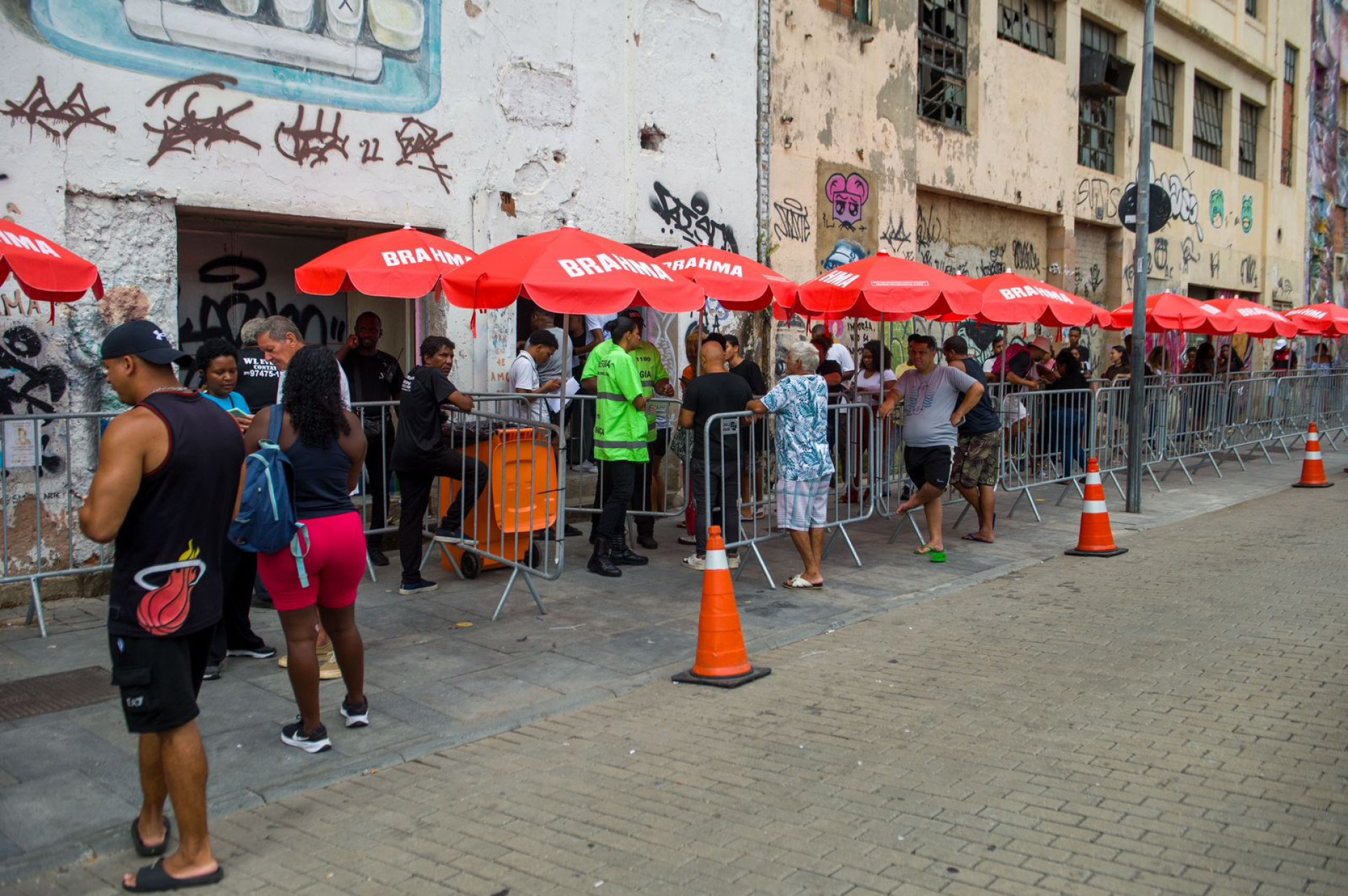 Ambulantes sorteados formam fila para receber kit para trabalhar no Carnaval de Rua - Armando Paiva/Agência O Dia