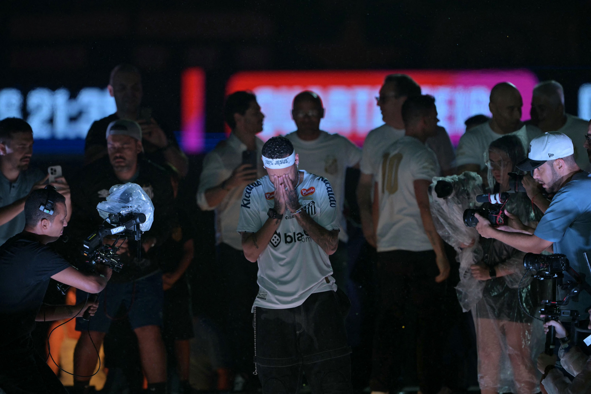Neymar foi apresentado como novo reforço do Santos - Nelson Almeida/AFP