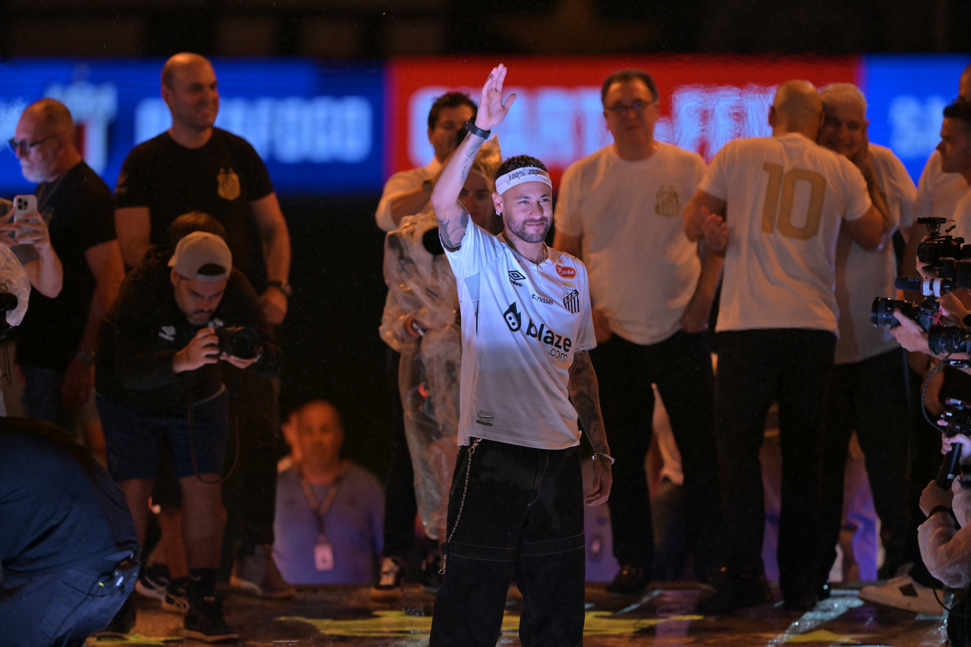 Neymar foi apresentado como novo reforço do Santos - Nelson Almeida/AFP