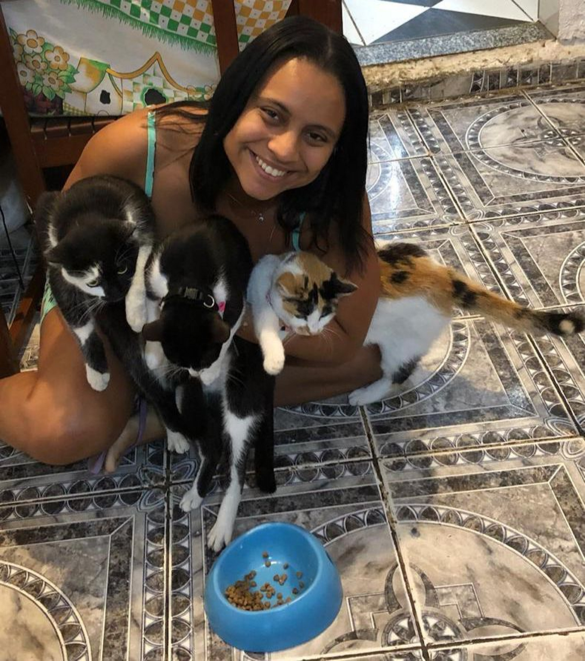 Bruna é a favor de que os gatinhos fiquem em casa, longe de perigos